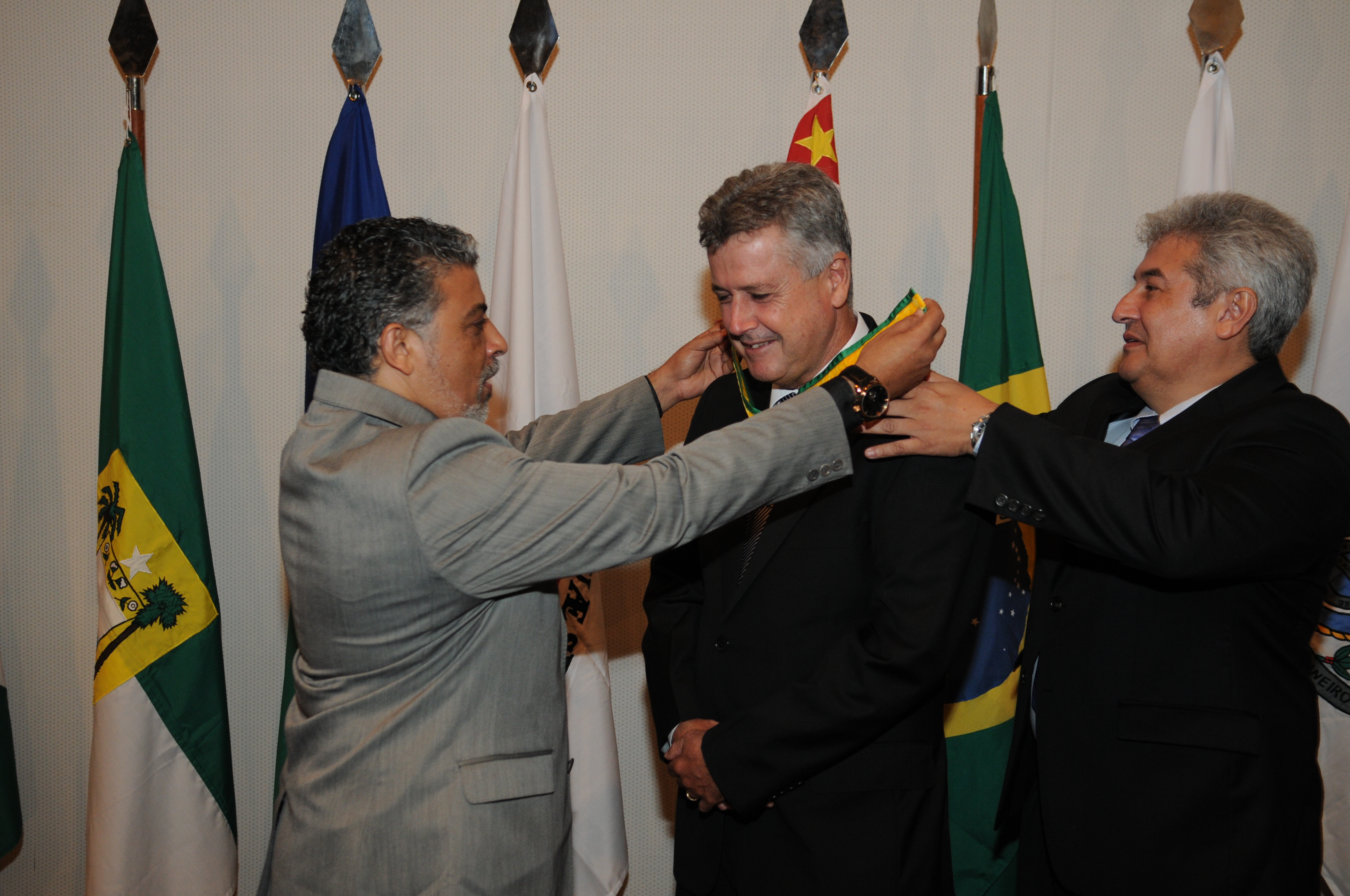 Senador recebe medalha �Ordem JK� 