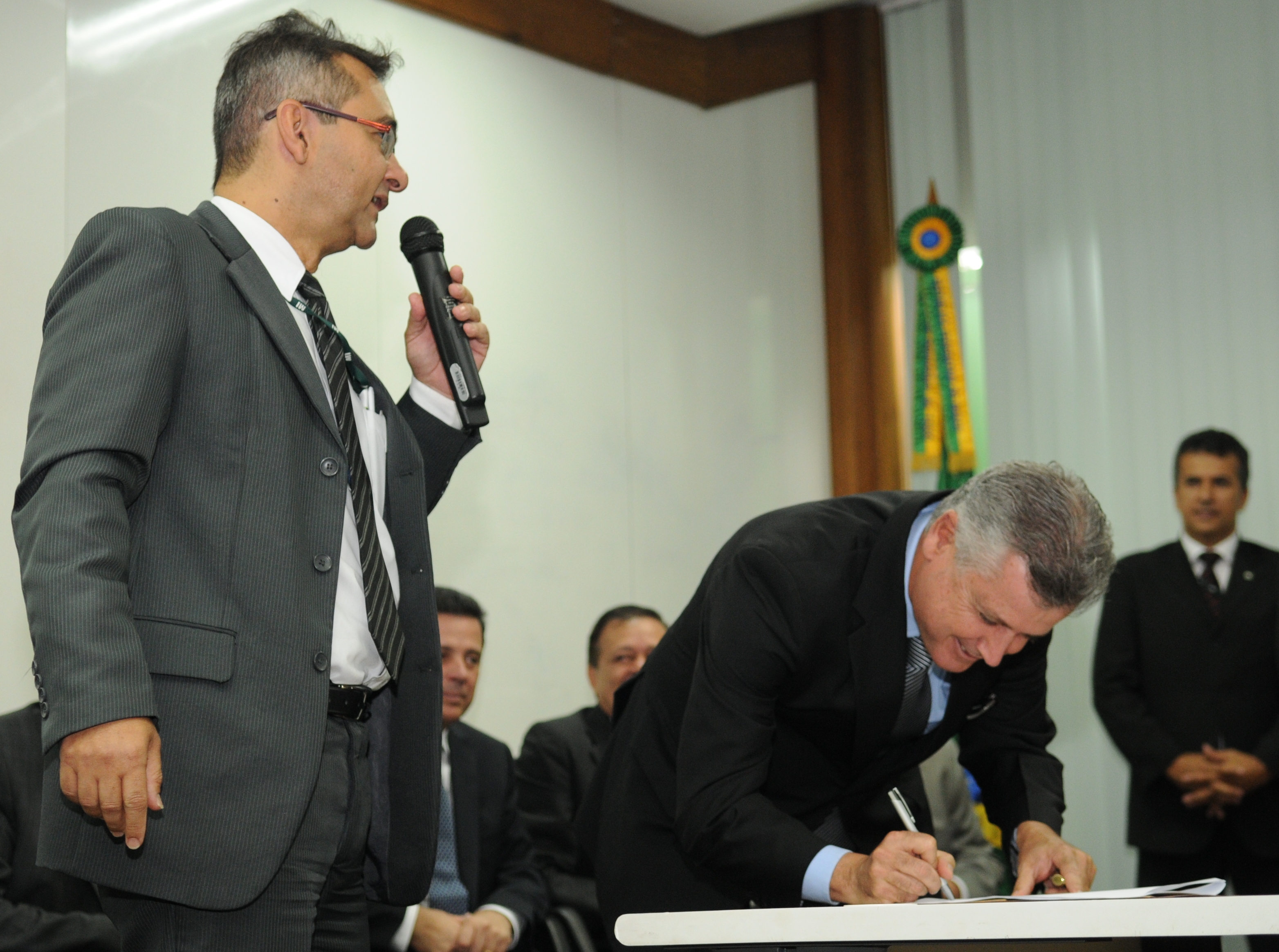 Assinado acordo de coopera��o para ferrovia Bras�lia-Luzi�nia